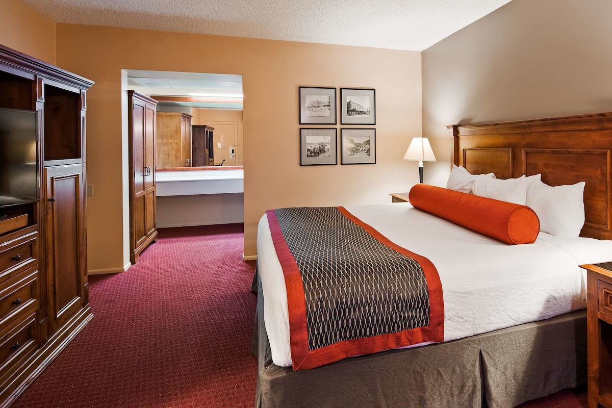 2 bedrooms, in-room safe, individually decorated, desk