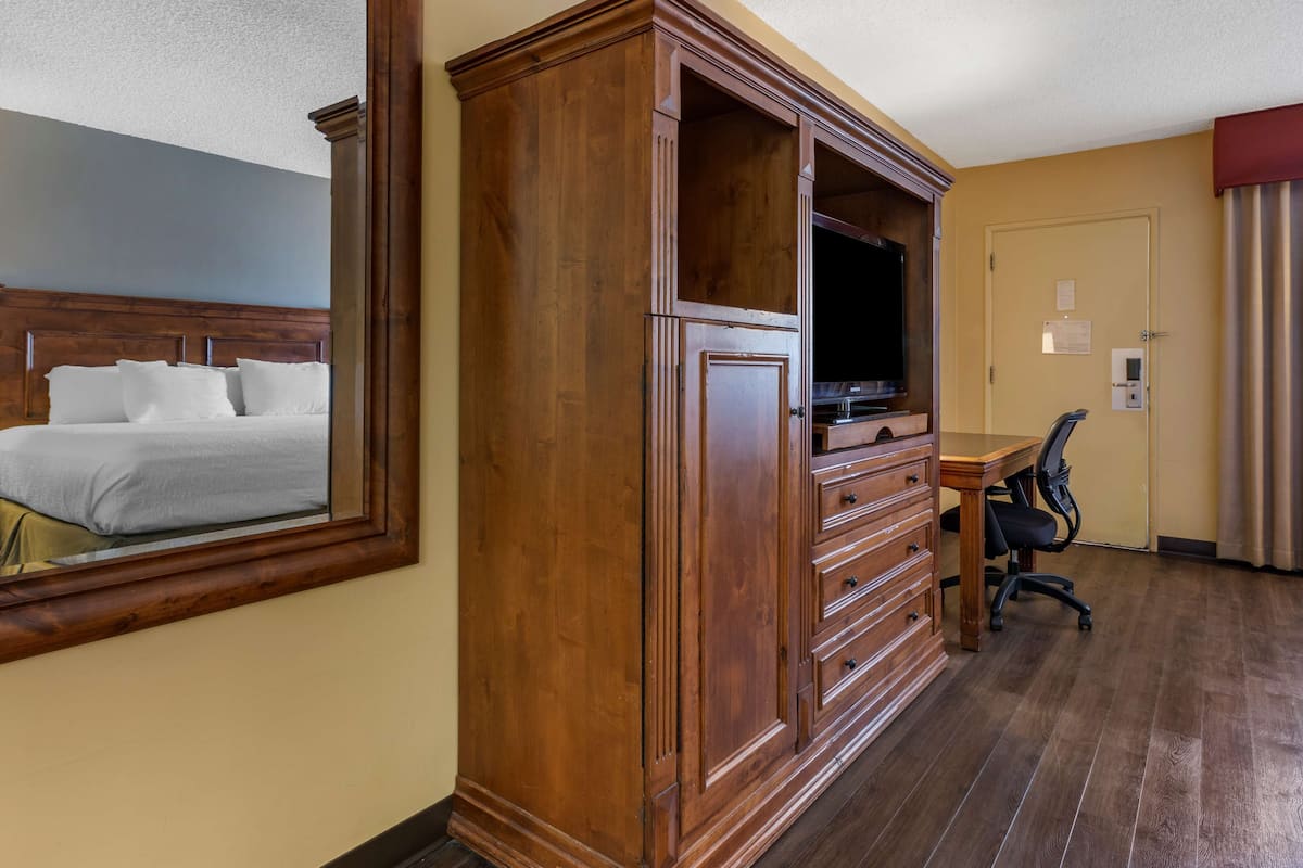 2 bedrooms, in-room safe, individually decorated, desk
