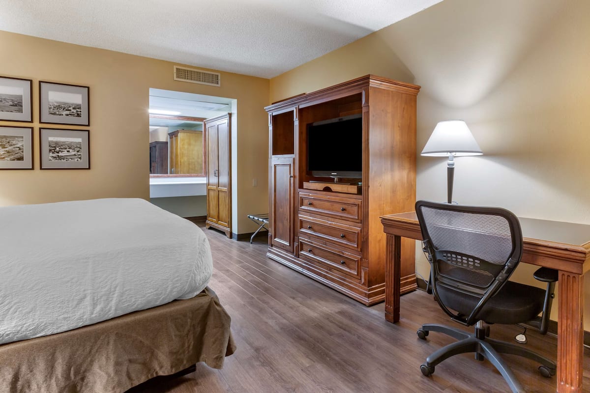 2 bedrooms, in-room safe, individually decorated, desk