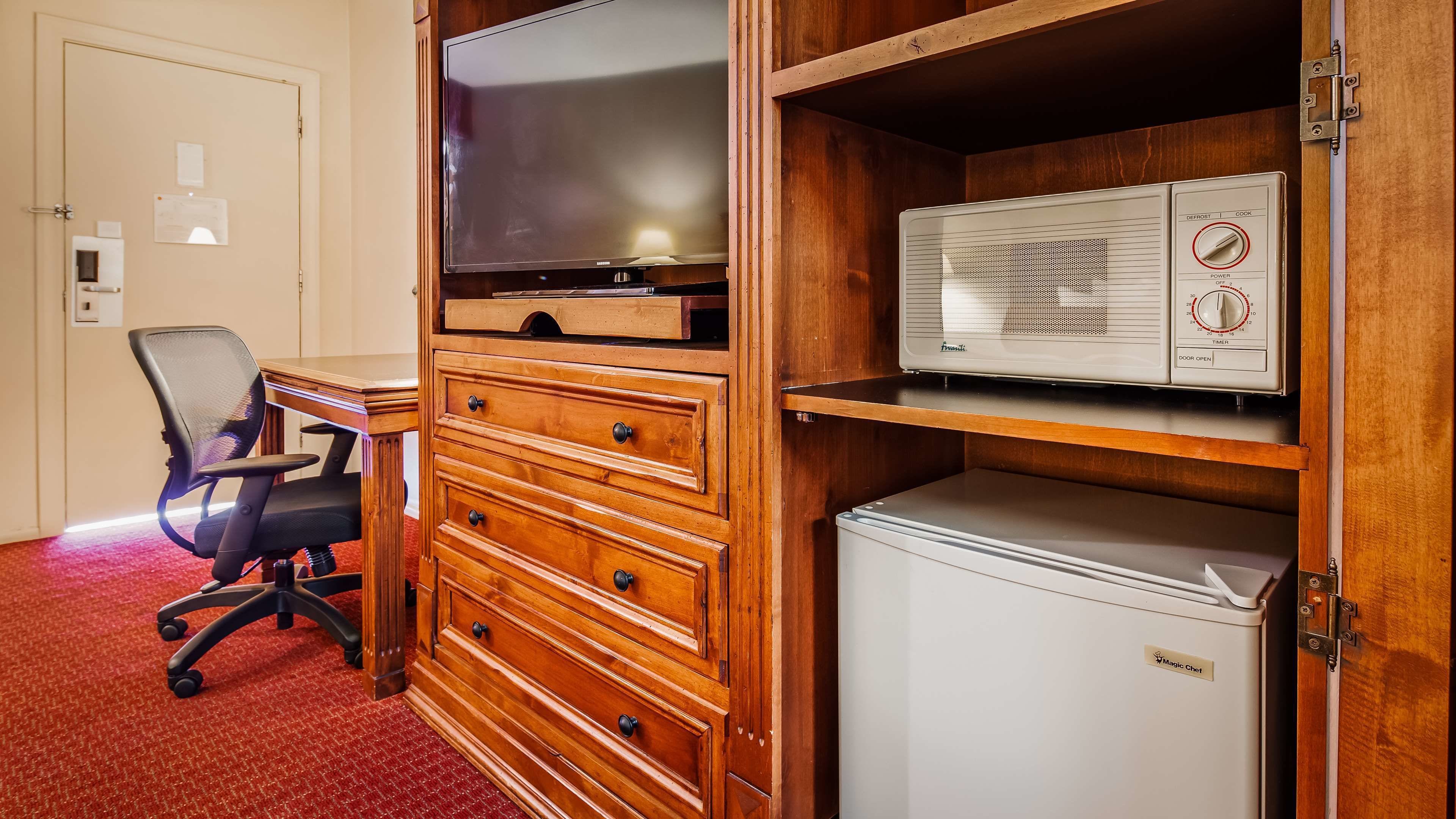 1 bedroom, in-room safe, individually decorated, desk