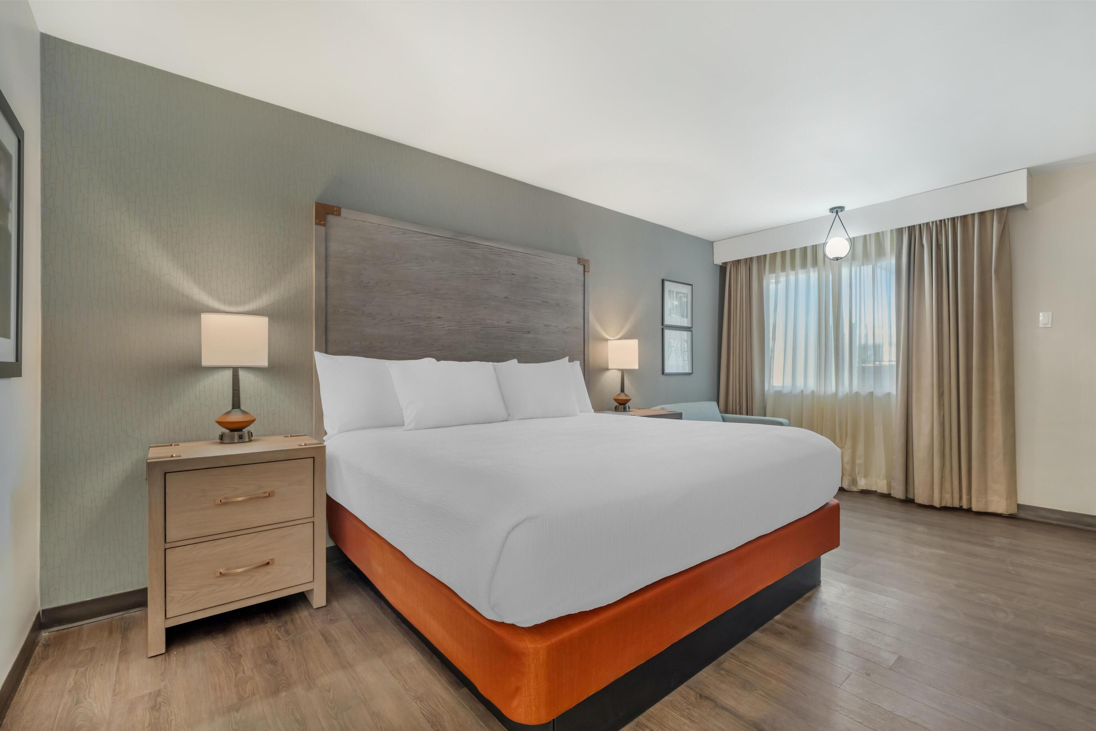 2 室のベッドルーム、セーフティボックス (室内)、客室ごとに異なる装飾、デスク