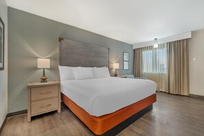 2 ห้องนอน, ตู้นิรภัยในห้องพัก, ห้องพักตกแต่งอย่างมีเอกลักษณ์, โ��ต๊ะทำงาน