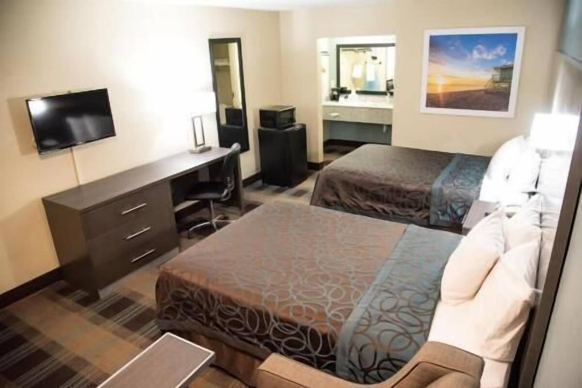 办公桌、笔记本电脑工作区、熨斗/熨衣板、免费婴儿床