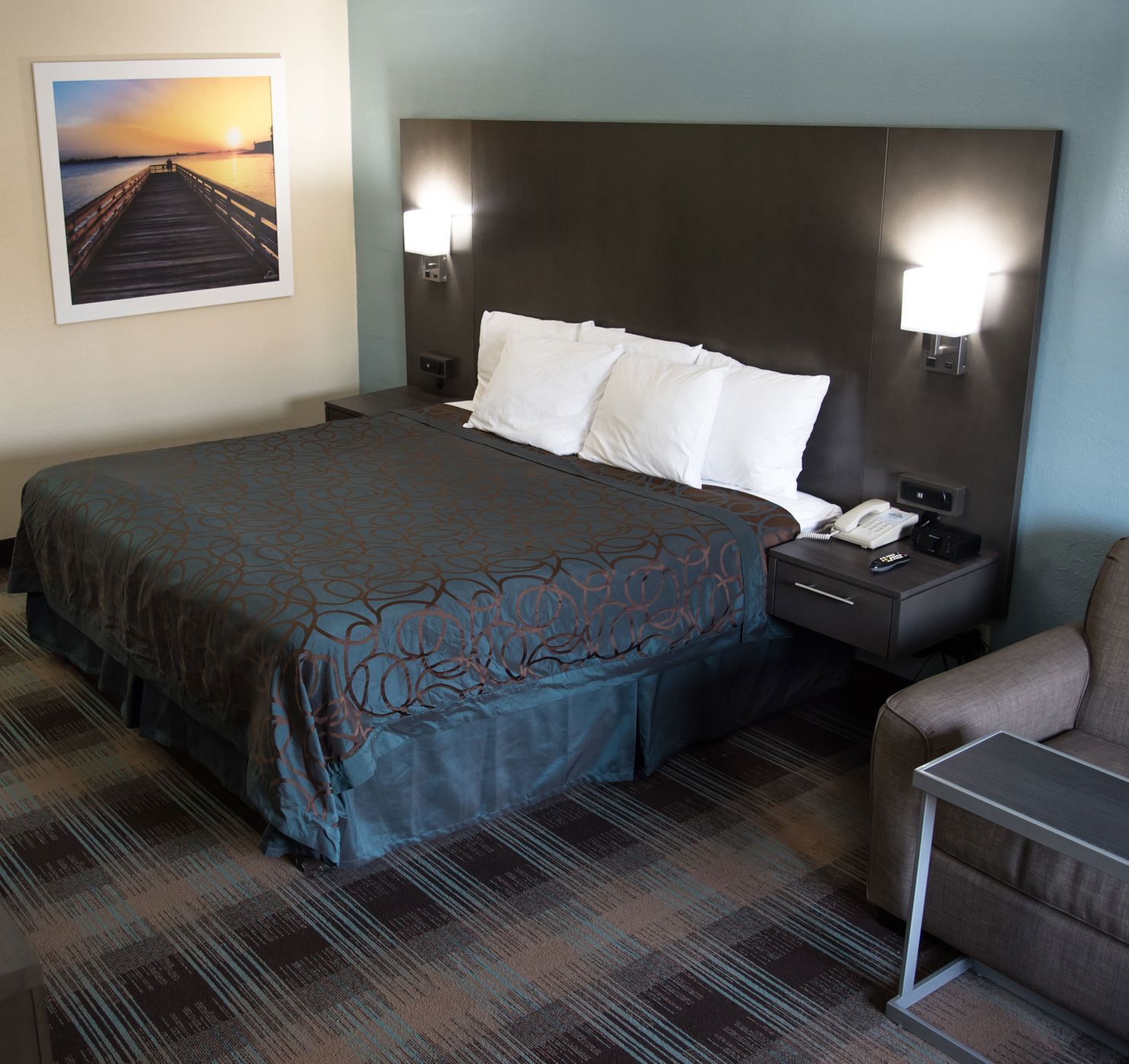 办公桌、笔记本电脑工作区、熨斗/熨衣板、免费婴儿床