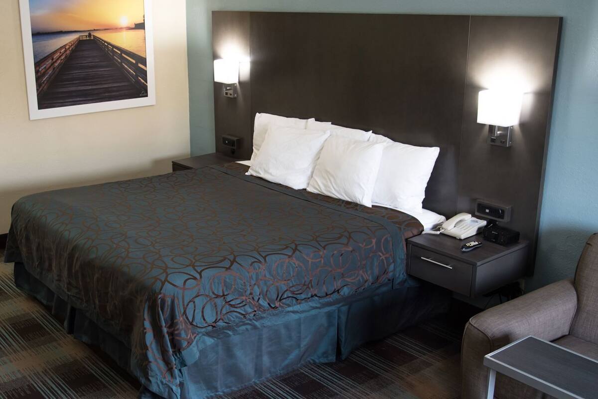 办公桌、笔记本电脑工作区、熨斗/熨衣板、免费婴儿床