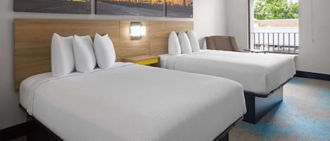 Chambre, 2 lits doubles, accessible aux personnes à mobilité réduite (Mobility Accessible) | Bureau, espace de travail pour ordinateur portable