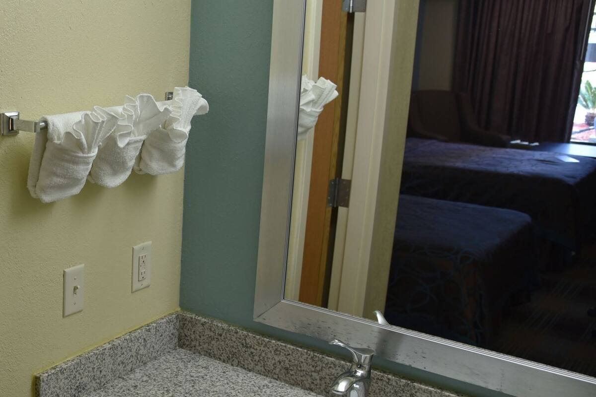 浴室 | 淋浴/盆浴组合、吹风机、毛巾