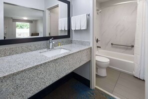 Room, 1 King Bed, Accessible, Non Smoking (Mobility Accessible) | Bathroom | Combined shower/tub, hair dryer, towels