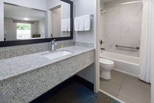 Quarto, 1 cama King, acessível, para não fumantes (Mobility Accessible) | Banheiro | Chuveiro/banheira combinados, secador de cabelo, toalhas de banho 