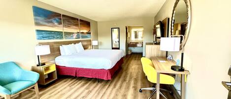 Hochwertige Bettwaren, Schreibtisch, laptopgeeigneter Arbeitsplatz