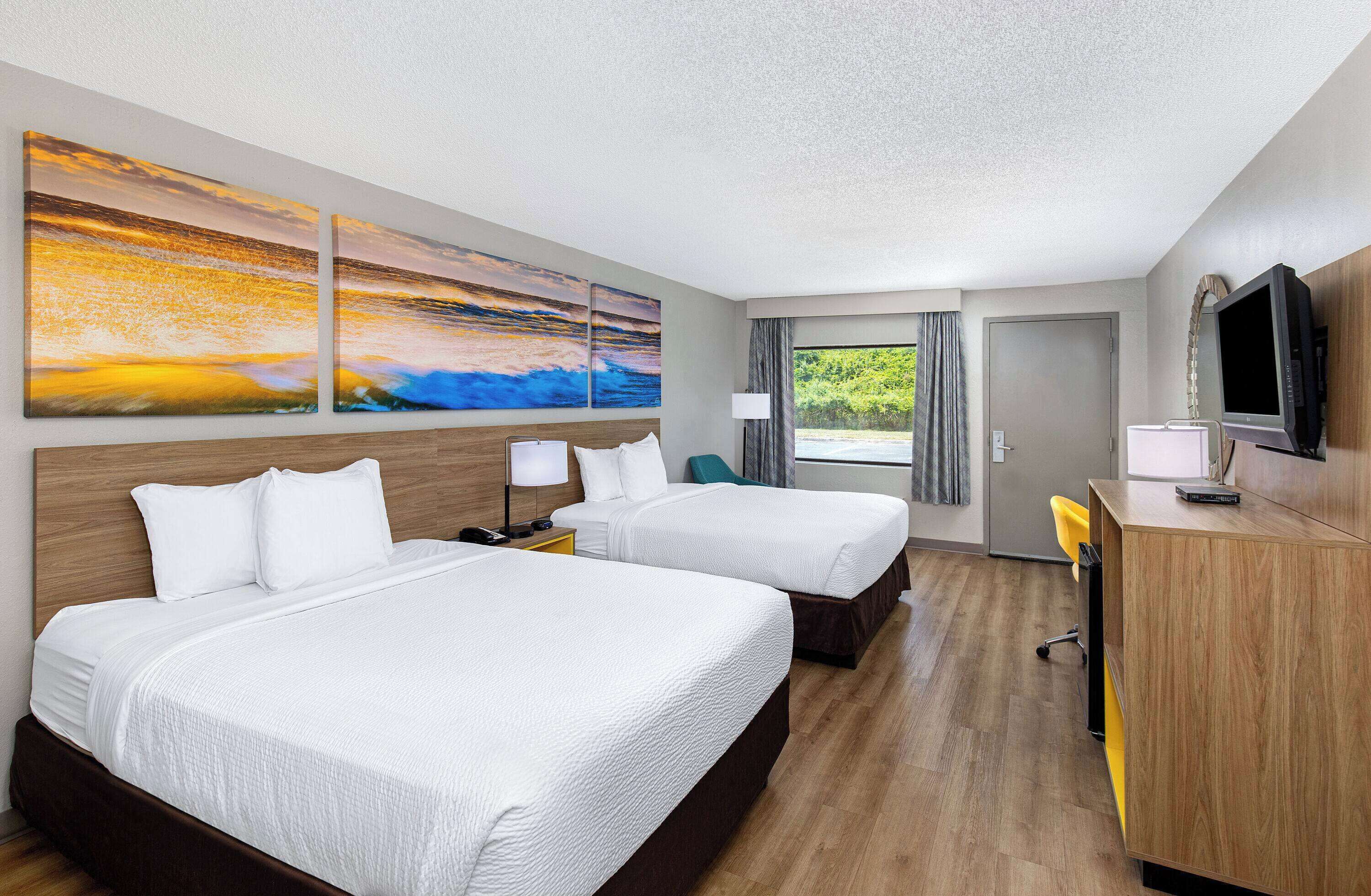 Roupas de cama premium, escrivaninha, espaço de trabalho para notebook