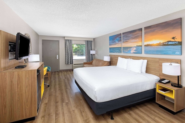 Room, 1 King Bed, Non Smoking | Premium bedding, desk, laptop workspace, iron/ironing board