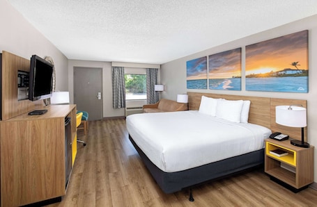 客房, 1 张特大床, 无烟房 | 高档床上用品、办公桌、笔记本电脑工作区、熨斗/熨衣板