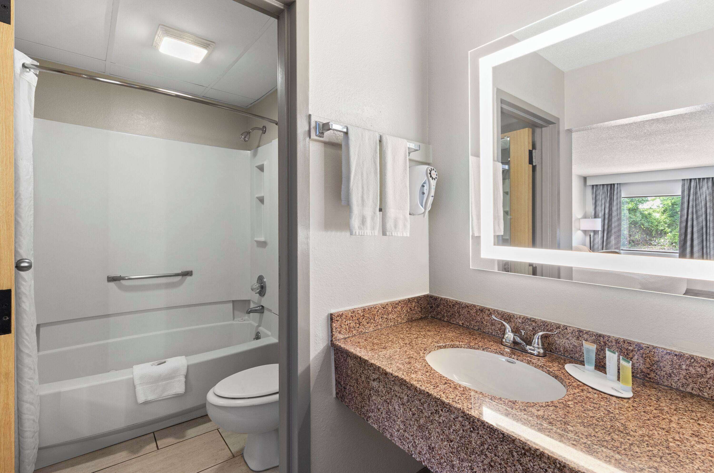 Articles de toilette gratuits, sèche-cheveux, serviettes fournies, savon