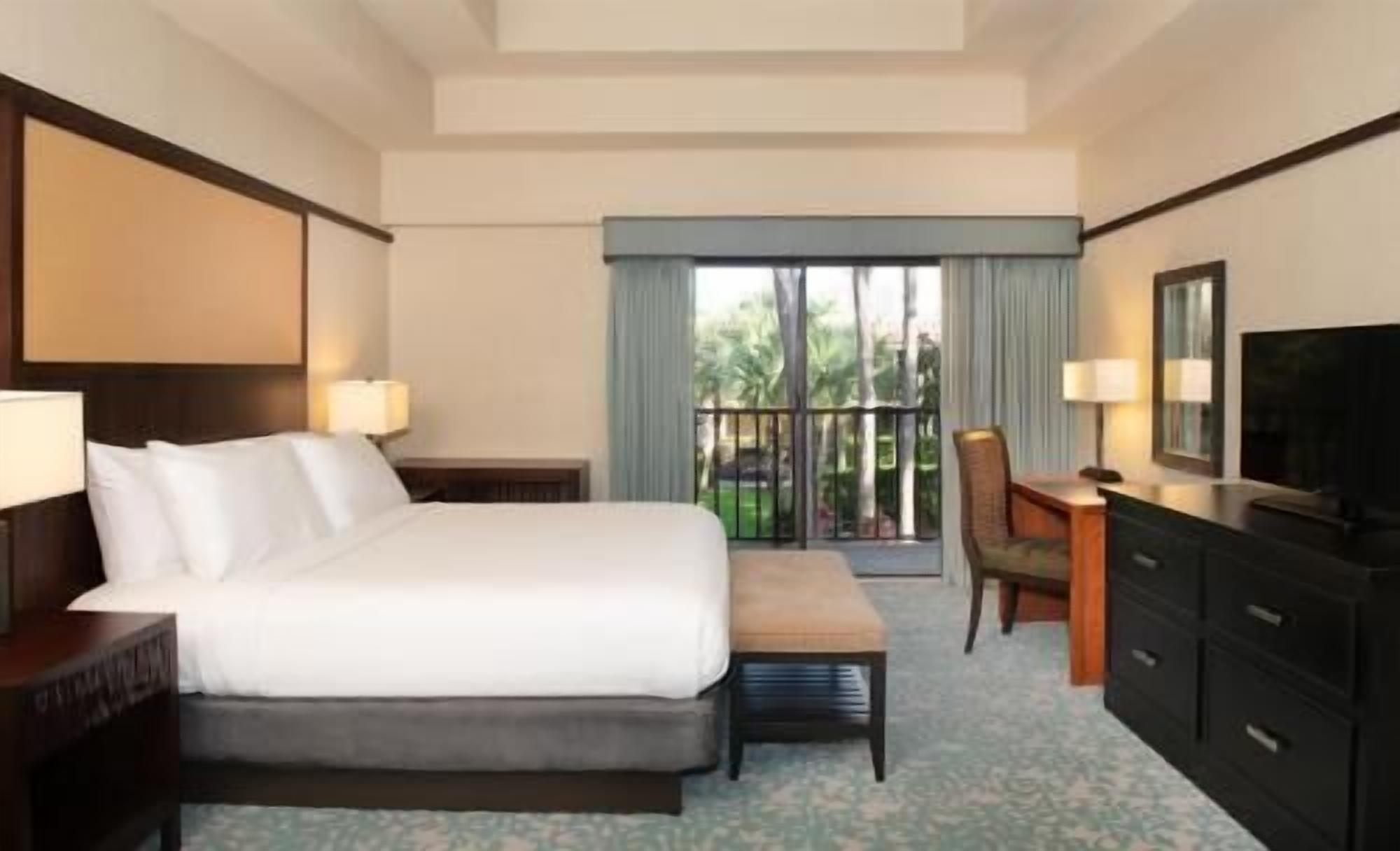 Sengetøy av topp kvalitet, senger med overmadrass og safe på rommet