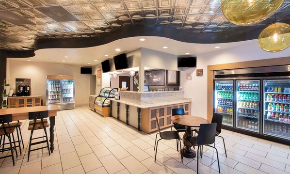 2 restaurants, breakfast, lunch, dinner served; American cuisine