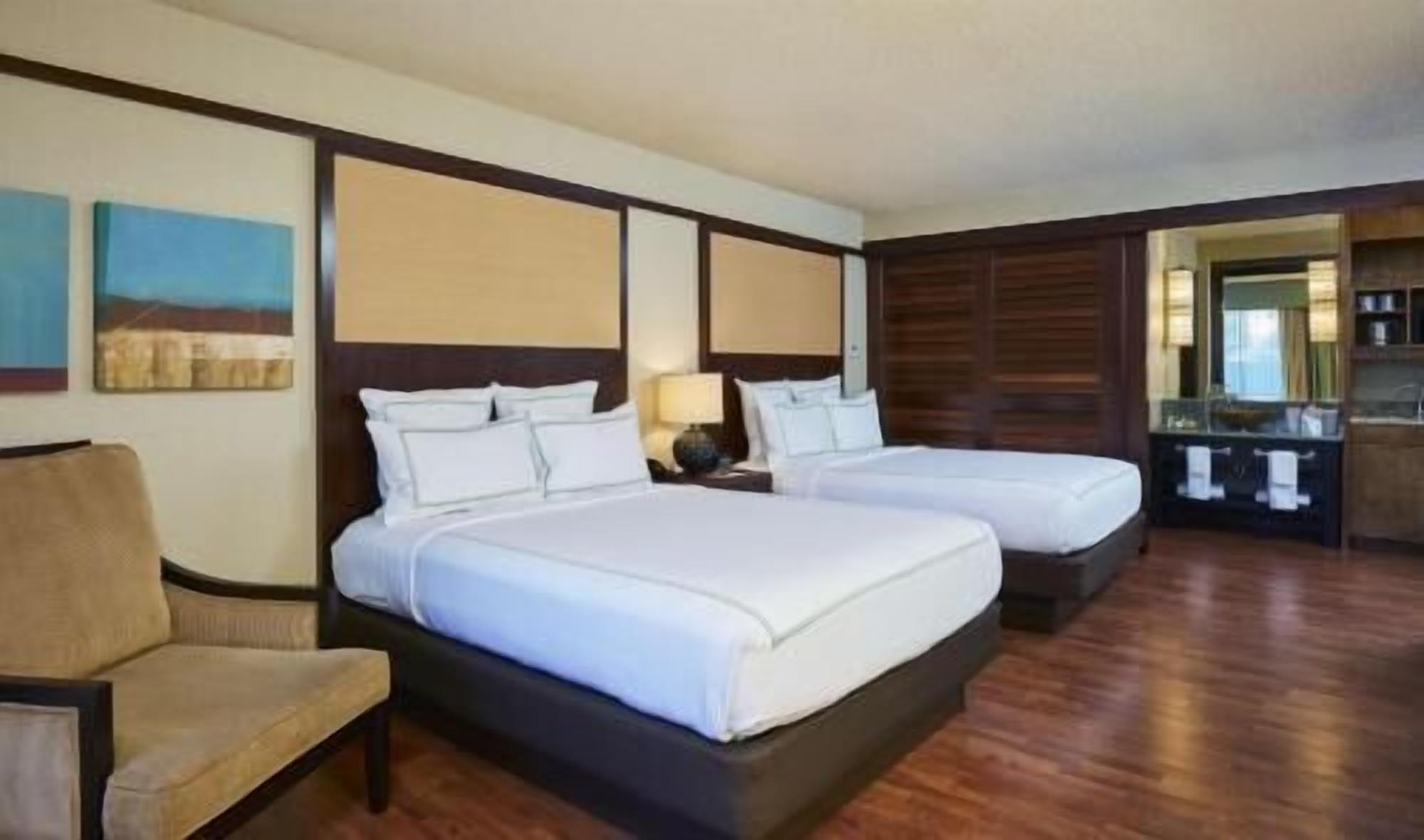 Sengetøy av topp kvalitet, senger med overmadrass og safe på rommet