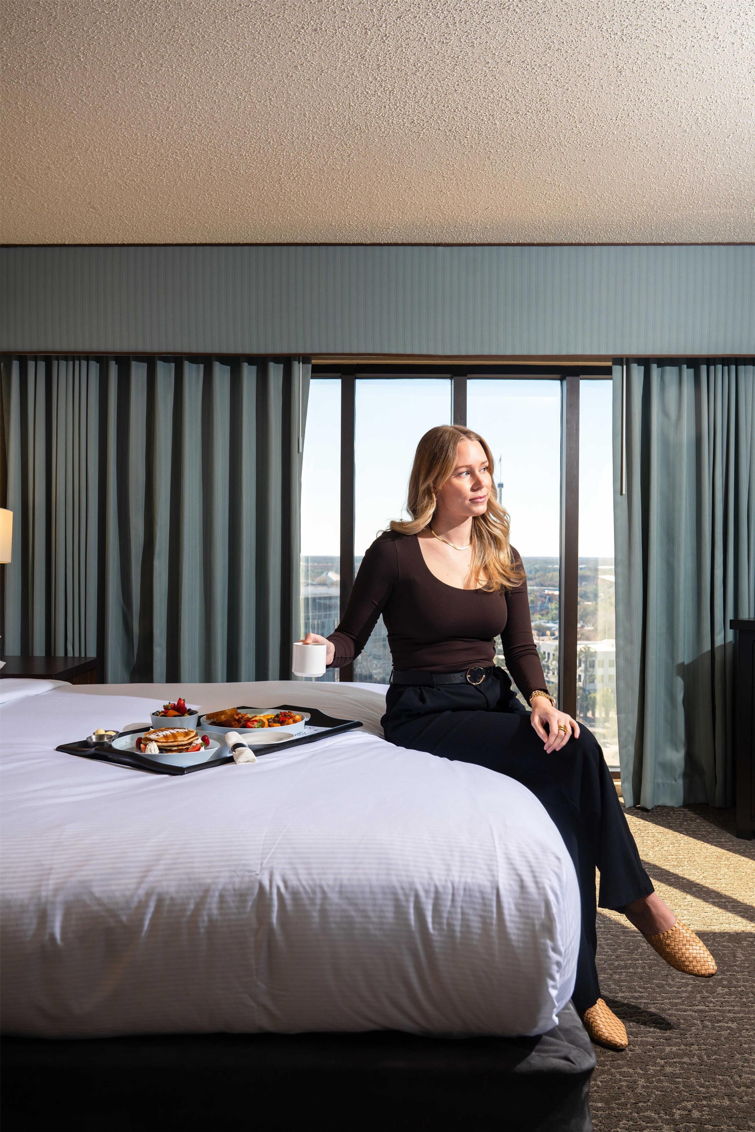 Junior Suite, 1 King Bed, Non Smoking | Restaurant