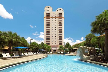2 piscinas al aire libre, camas de piscina con cargo, sombrillas
