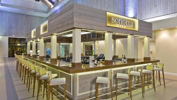 3 Bars/Lounges, Poolbar