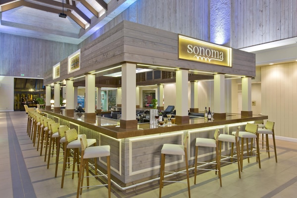3 bars/lounges, poolside bar