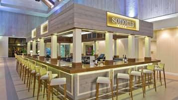 3 bars i un bar al costat de la piscina