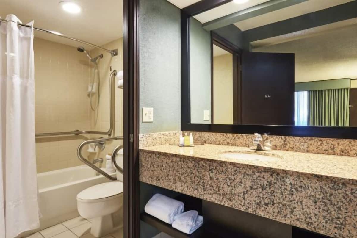 Bathroom | Free toiletries, hair dryer, towels