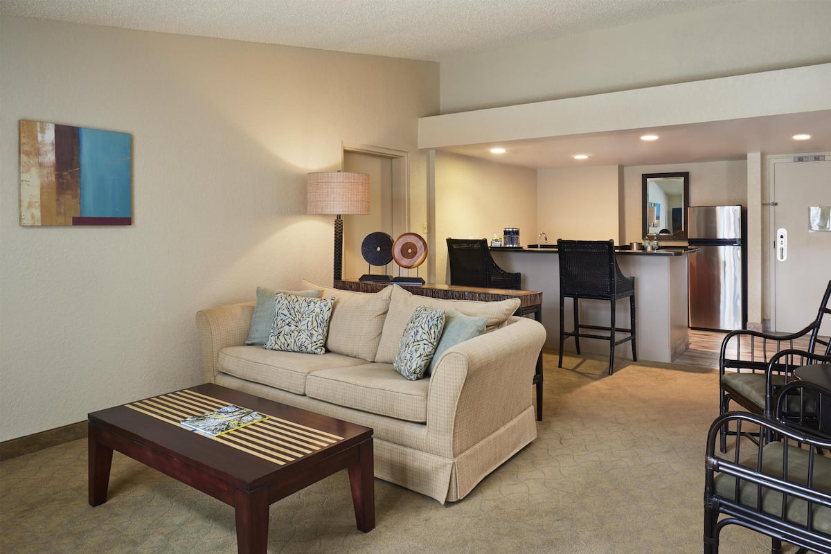 Suite, 1 Bedroom | Living area