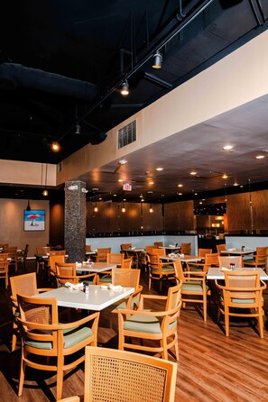 2 restaurants; breakfast, lunch, dinner, and brunch served - DoubleTree by Hilton Orlando Theme Park Resort (Orlando)