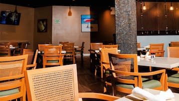 2 restaurants servant le petit déjeuner, le déjeuner et le dîner