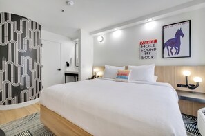 Standard Room, 1 King Bed | In-room safe, desk, laptop workspace, blackout drapes
