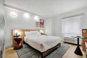 Rom – standard, 1 queensize-seng, tilgjengelighetstilpasset | Safe på rommet, skrivebord og skrivebord for bærbar PC