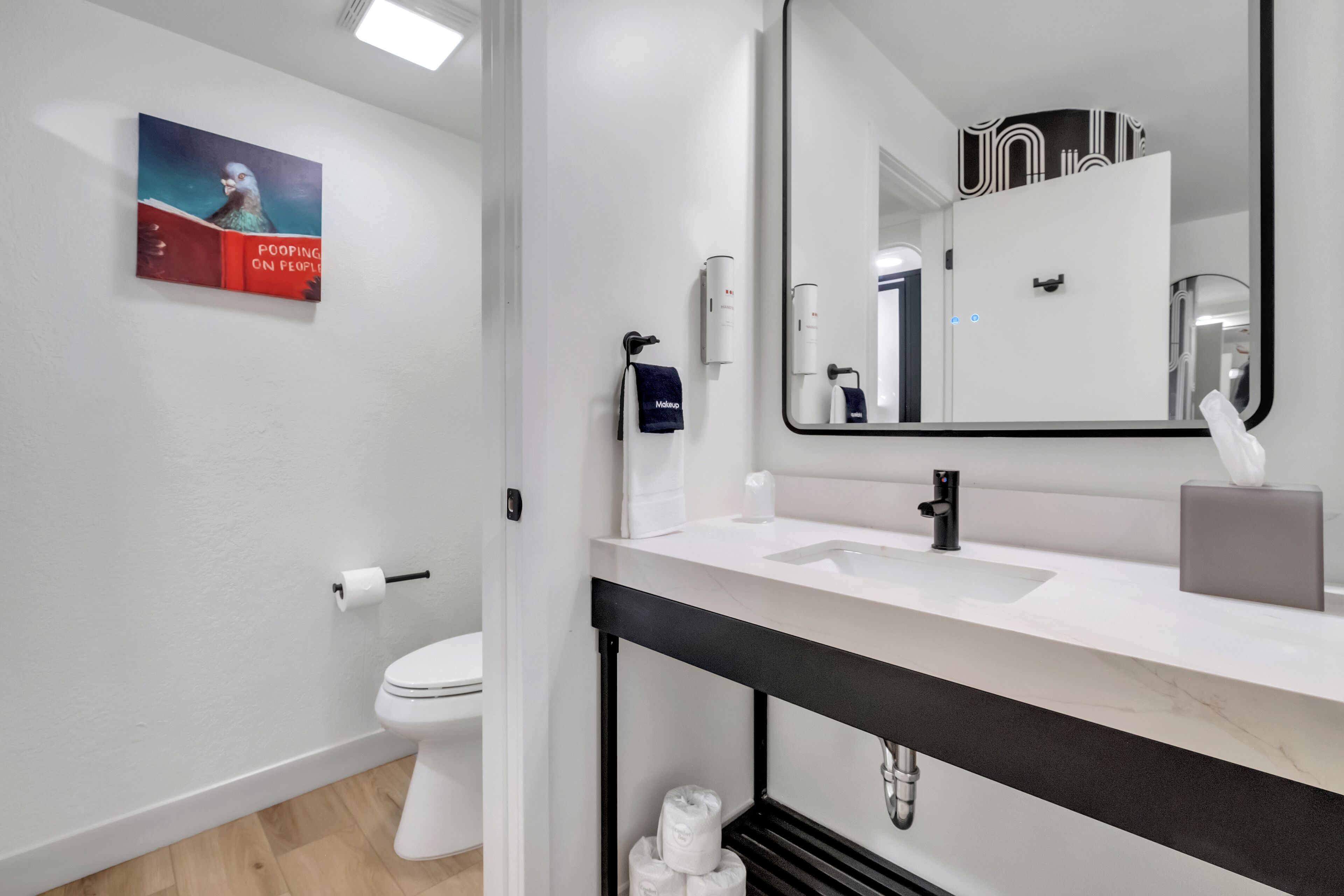 standard room, 1 king bed | bathroom | combined shower/bathtub, hydromassage showerhead, hair dryer, towels