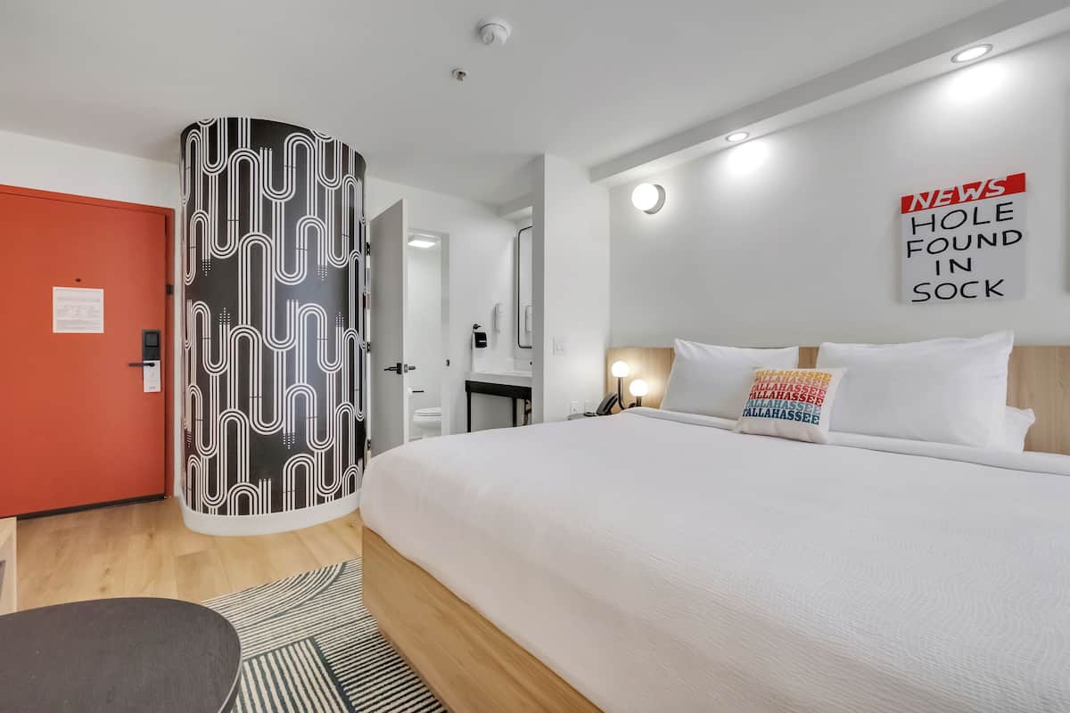 standard room, 1 king bed | in-room safe, desk, laptop workspace, blackout curtains