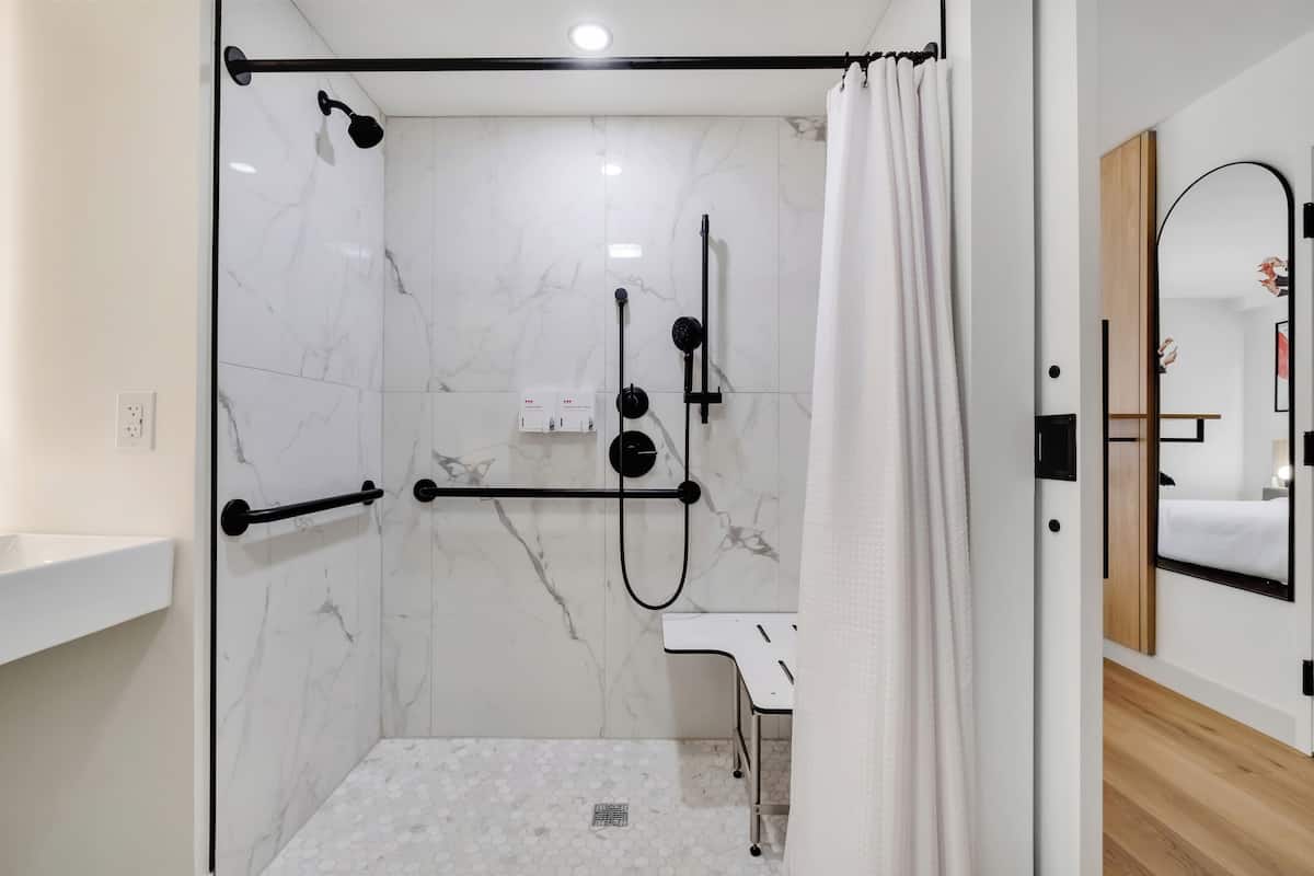 standard room, 1 queen bed, accessible | bathroom | combined shower/bathtub, hydromassage showerhead, hair dryer, towels