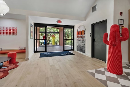 Lobby. BOB Hotels Tallahassee - Boutique on Budget