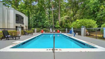 Kauden mukainen ulkouima-allas