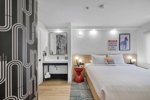 Standaard kamer, 1 kingsize bed | Een kluis op de kamer, een bureau, een laptopwerkplek