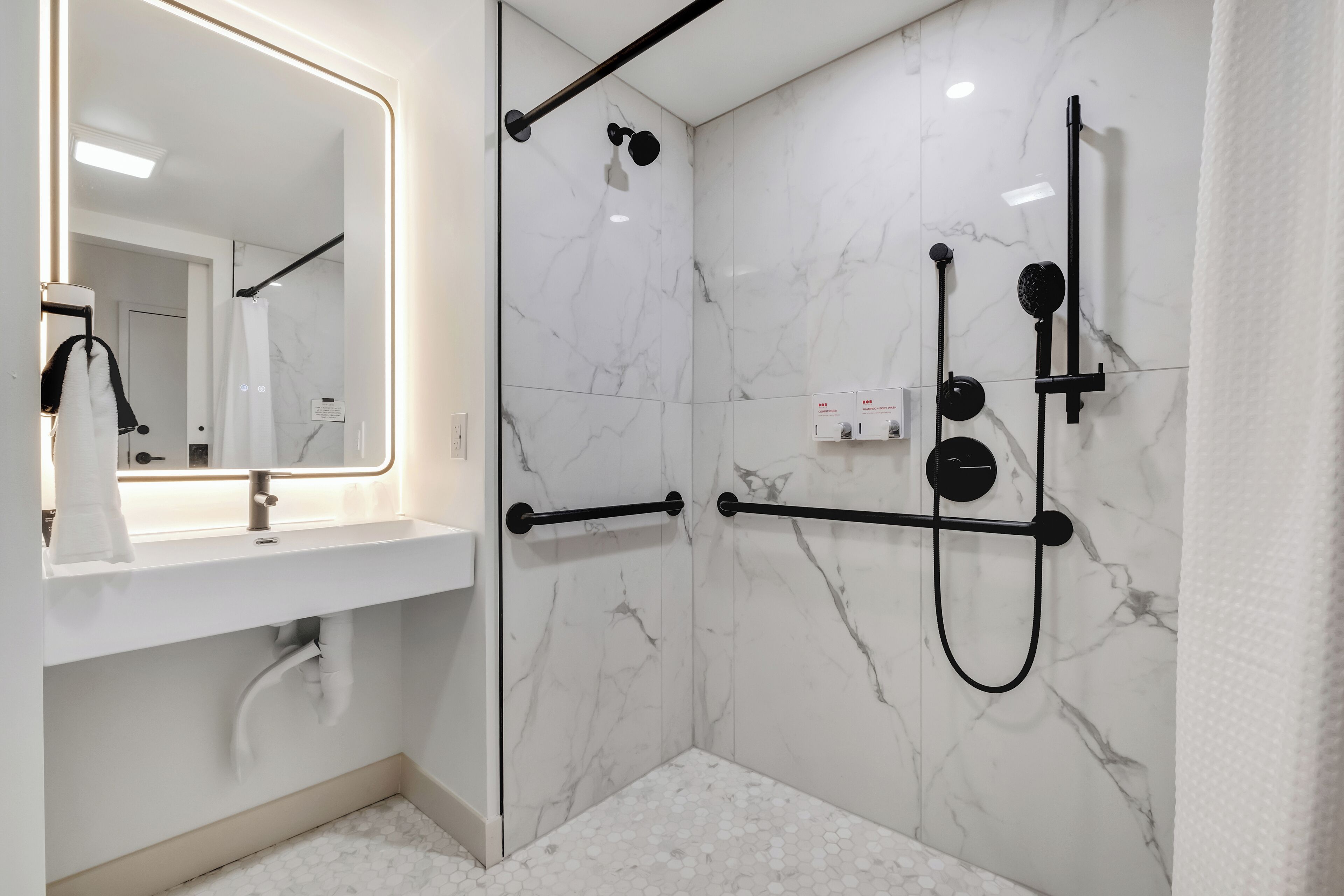 standard room, 1 queen bed, accessible | bathroom | combined shower/bathtub, hydromassage showerhead, hair dryer, towels