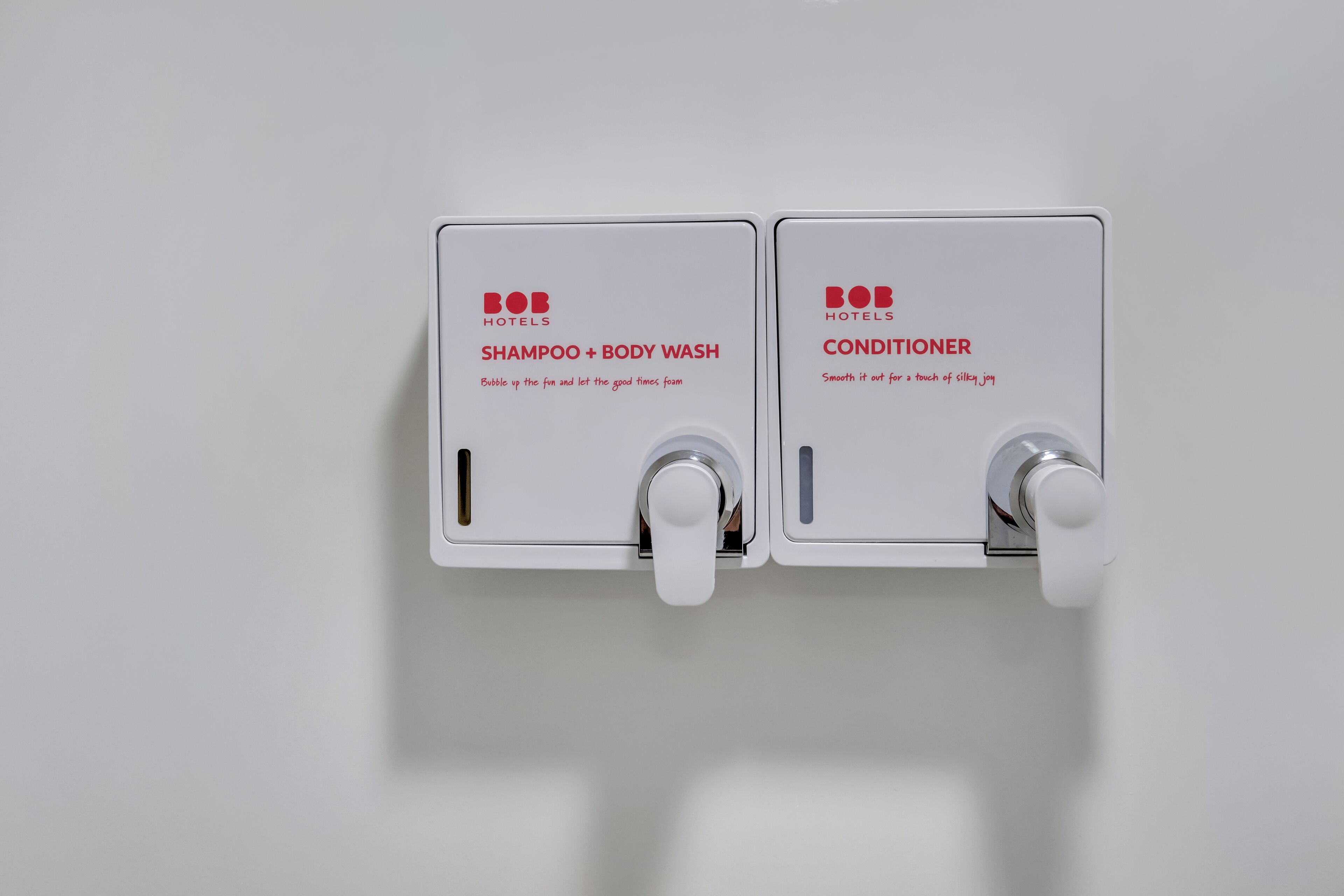 combined shower/bathtub, hydromassage showerhead, hair dryer, towels