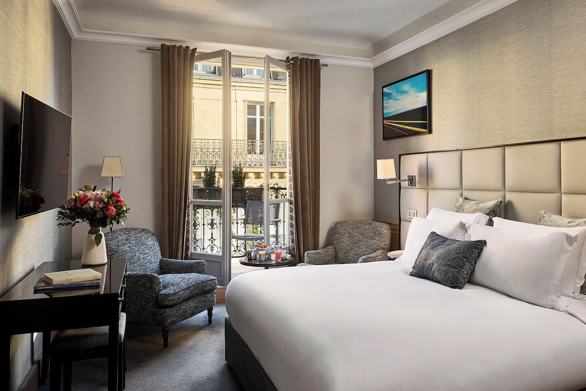 Luxury King Room, Balcony | Premium bedding, down comforters, pillowtop beds, minibar