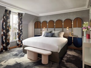 高級寝具、羽毛の掛け布団、ピロートップベッド、ミニバー