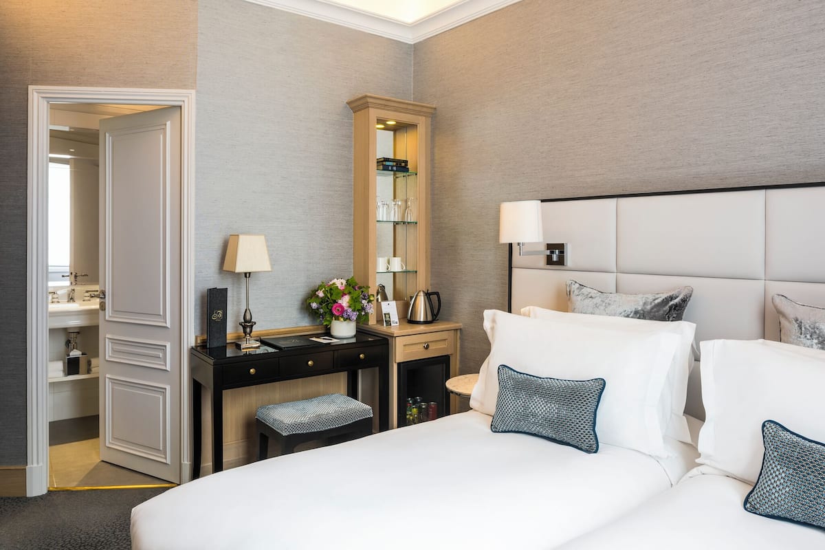 Quarto clássico, 2 camas de solteiro | Roupas de cama premium, edredons de pluma, camas com colchões pillow-top