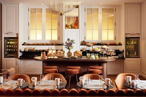 Desayuno buffet todos los días (EUR 38 por persona) 