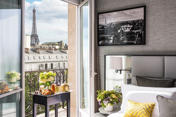 Suíte júnior, 1 cama King, sacada (Eiffel Tower View) | Roupas de cama premium, edredons de pluma, camas com colchões pillow-top