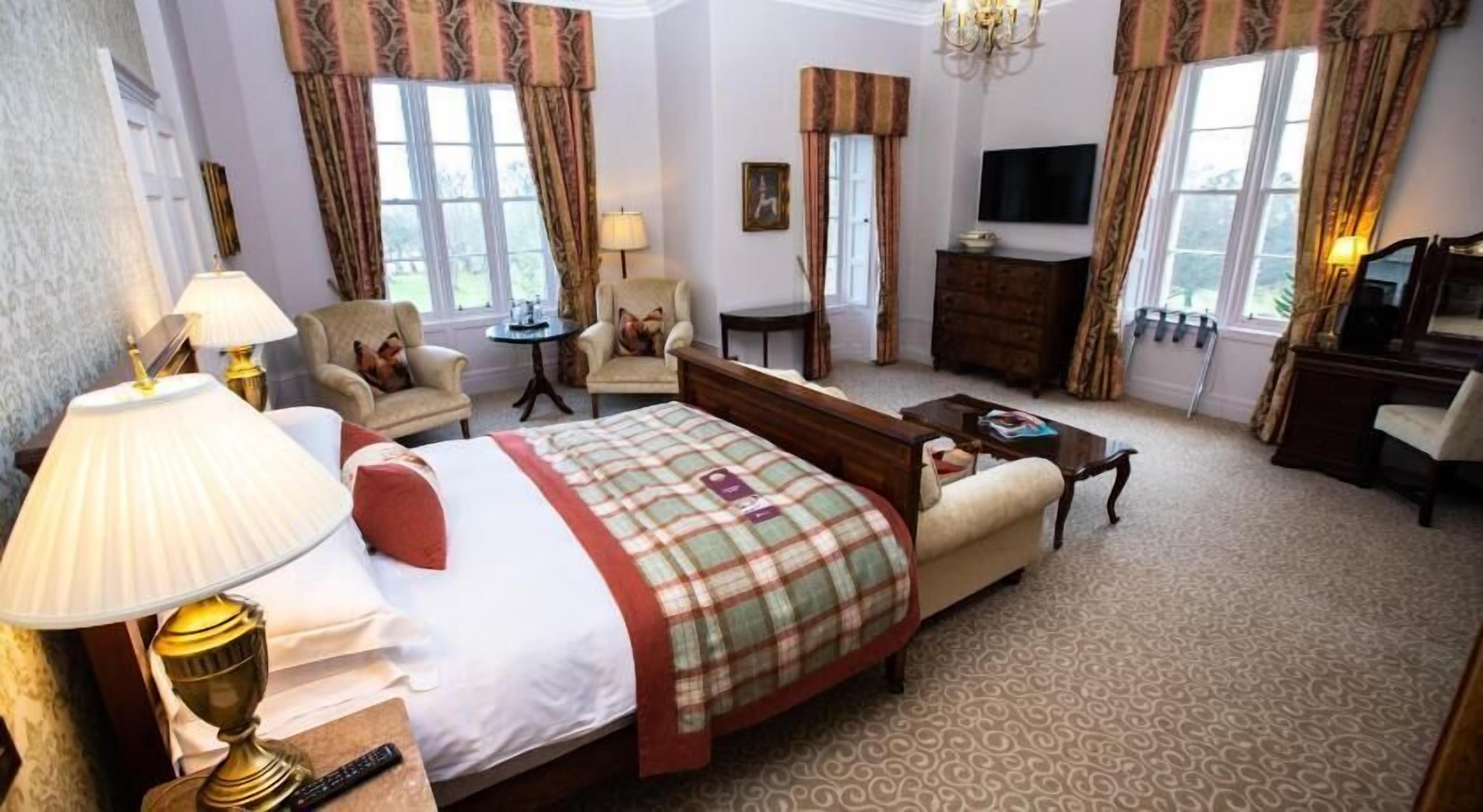 Premium bedding, in-room safe, individually decorated