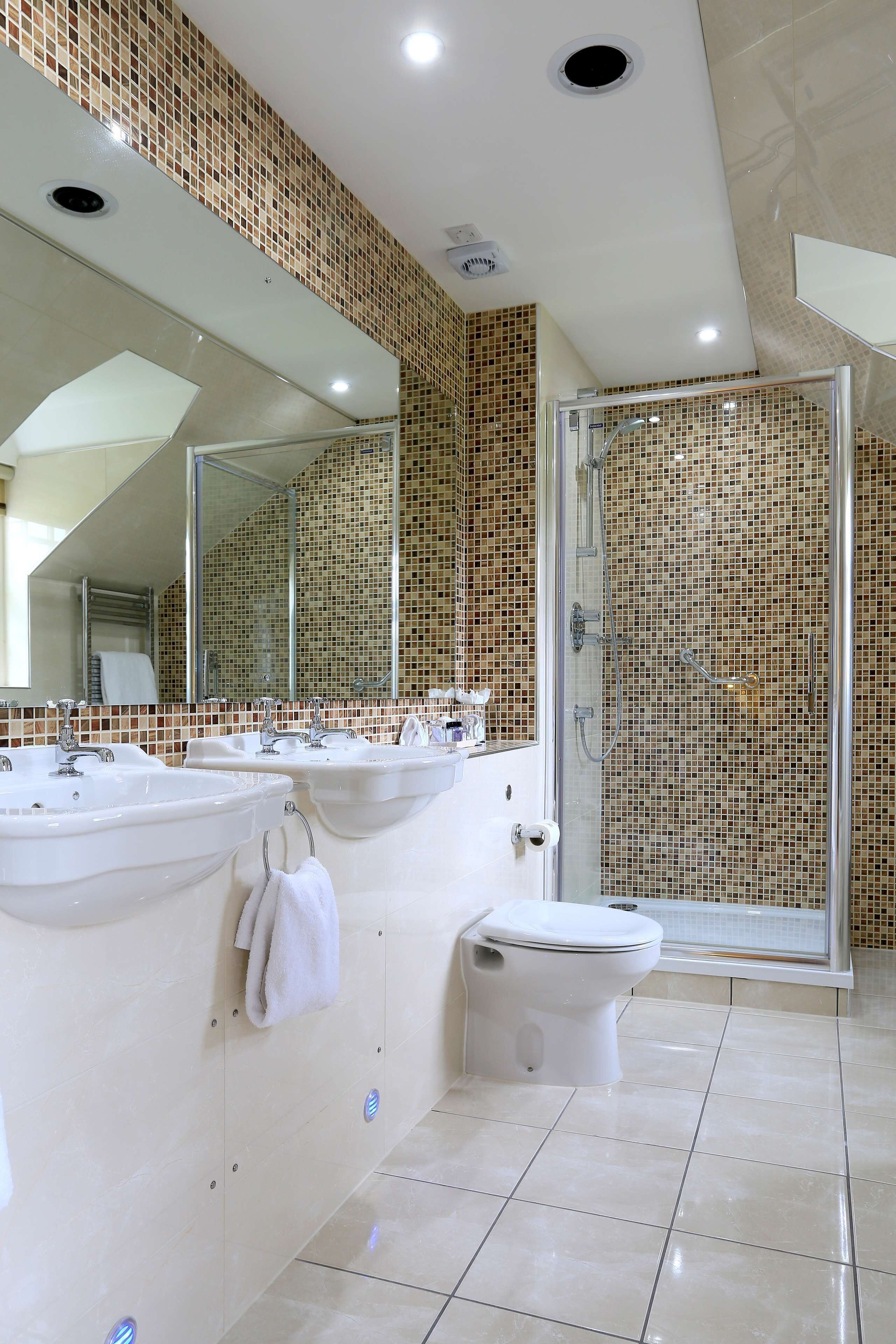 Bathroom | Combined shower/tub, hair dryer, bathrobes, slippers