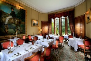 Petit-déjeuner et dîner servis sur place, vue sur le jardin 