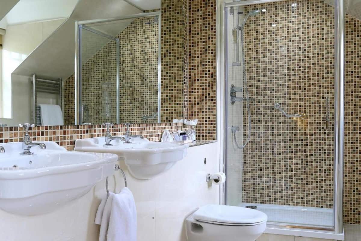 combined shower/bathtub, hair dryer, bathrobes, slippers