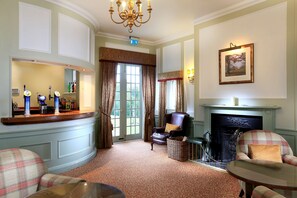 Serverer lunsj og middag